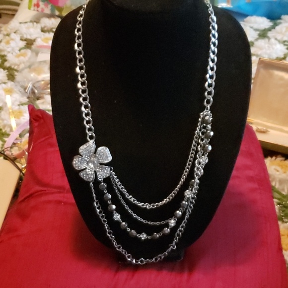 Gorgeous multichain flower necklace. - Picture 3 of 4